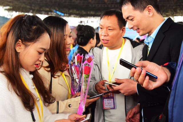 第一次約會(huì)送花合適嗎_約會(huì)合適送花送什么_約會(huì)送花送幾朵