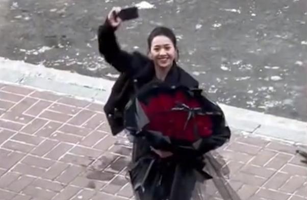 女生手捧99朵玫瑰花送男朋友：想當(dāng)給他送花的第一個(gè)女生