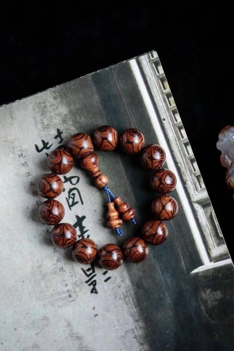 小葉紫檀戴了有啥好處_佩戴小葉紫檀的功效_長(zhǎng)期佩戴小葉紫檀有什么好處